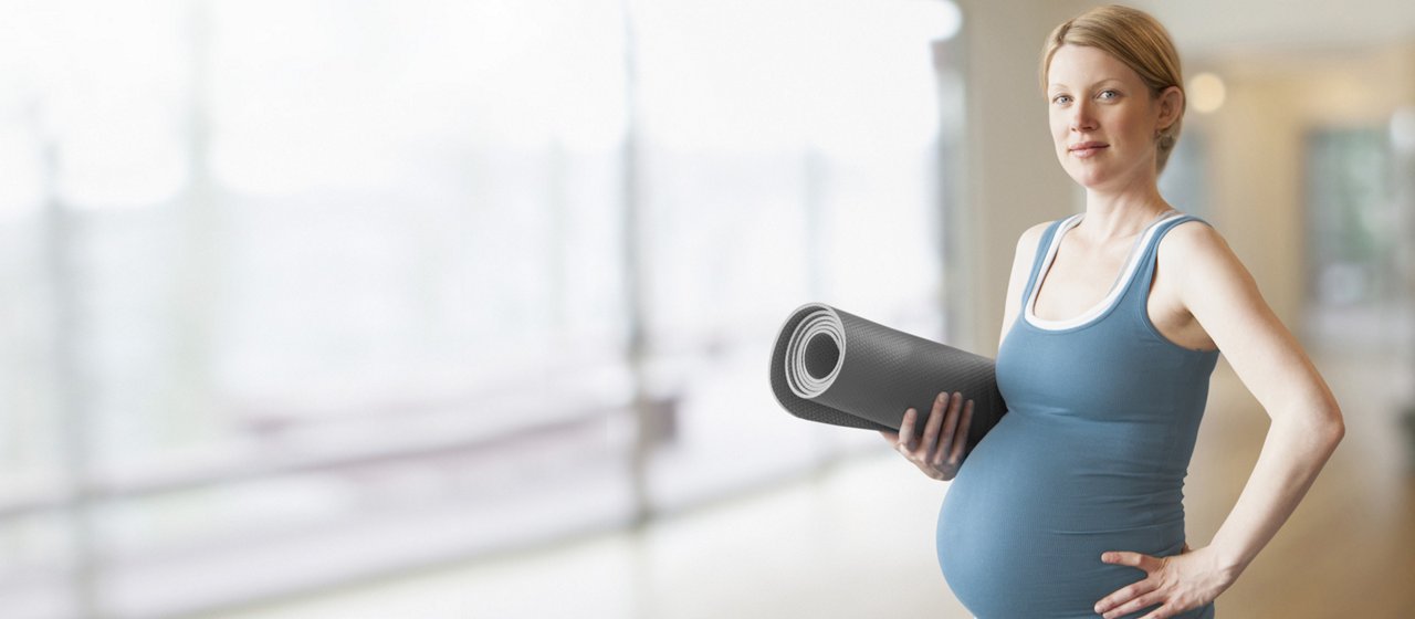 Femme enceinte sur un tapis de yoga