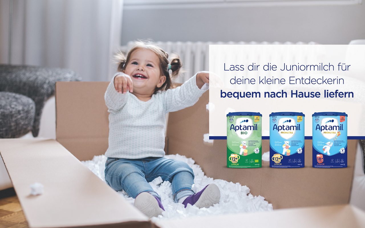 Baby trinkt aus einer Tasse