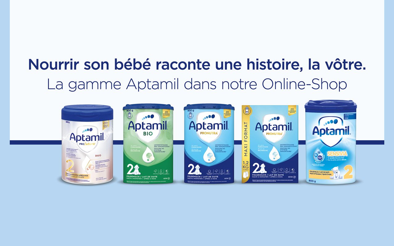 Mère câlinant le bébé souriant