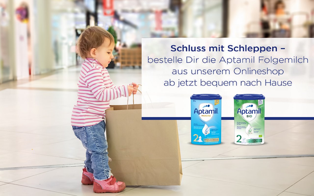 Kleinkind hat Einkaufstasche in der Hand
