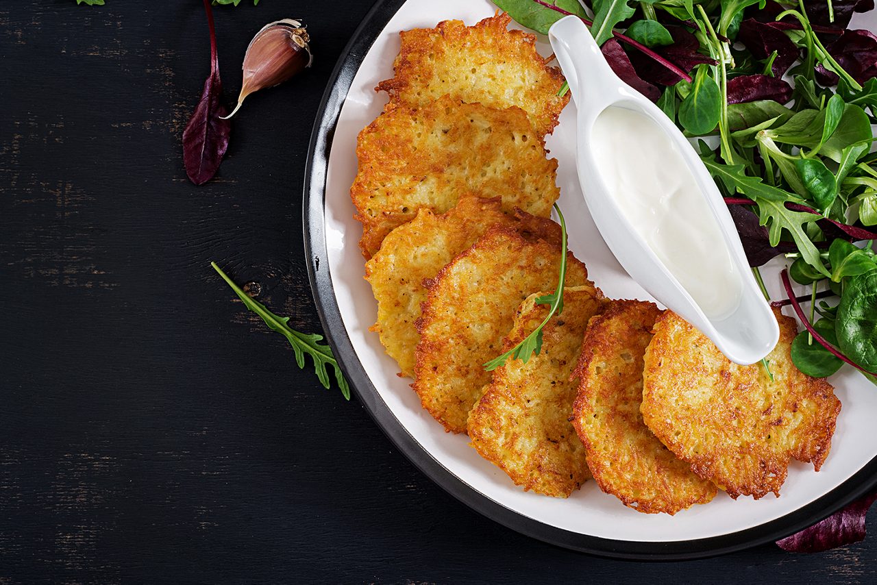 Süsskartoffelpuffer mit Sauerrahm Dip und Salat