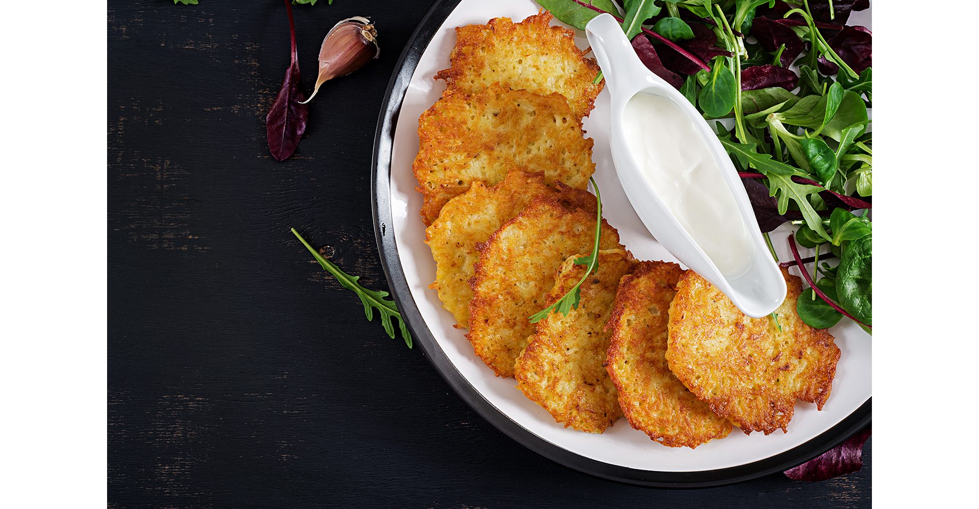 Süßkartoffel-Puffer mit Sauerrahm-Dip und Blattsalat