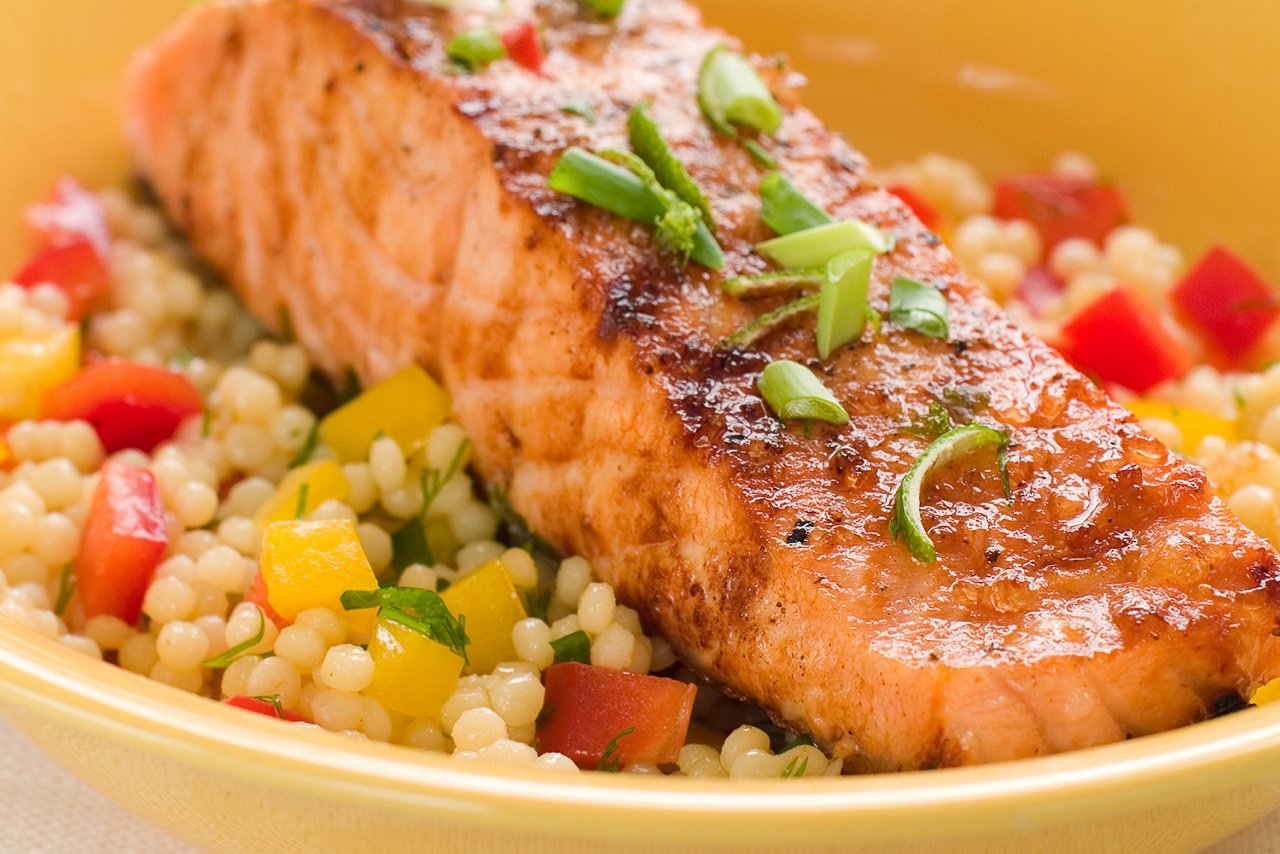 Lachsfilet mit Gemüse-Couscous und Kräutersalsa