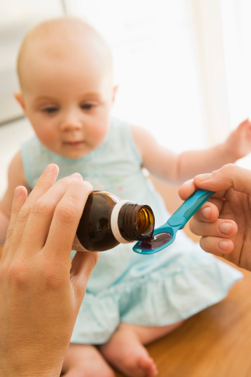 Baby bekommt Hustensaft