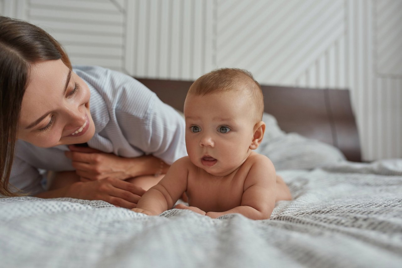 Baby ist erstaunt über eigenen Schluckauf