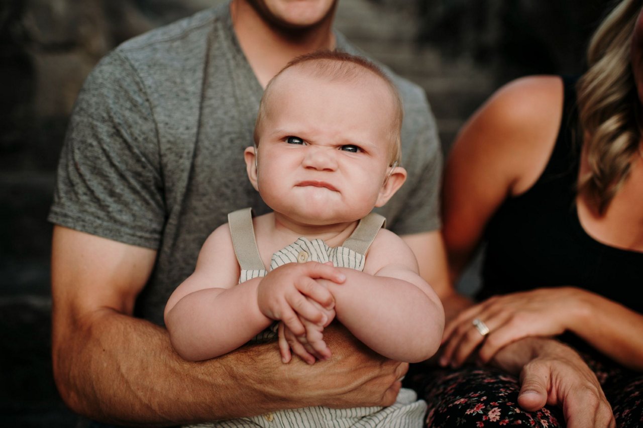 Baby schaut grimmig