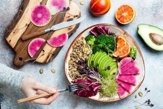 Buddha-Bowl mit Quinoa, Spinat und Avocado