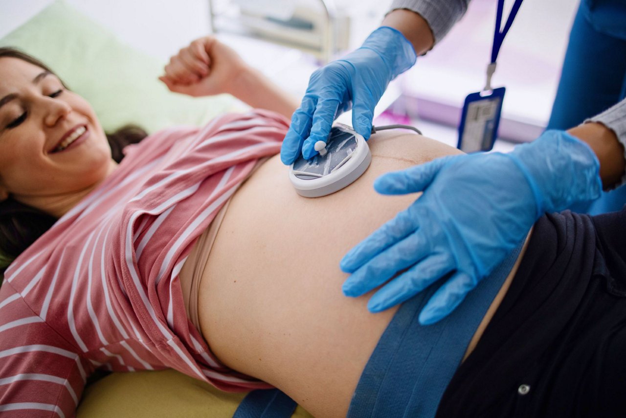 Schwangere bekommt CTG im Krankenhaus
