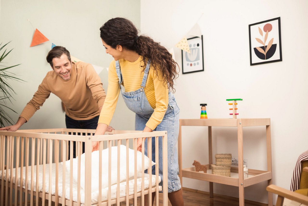 Werdende Eltern bereiten Babyzimmer vor