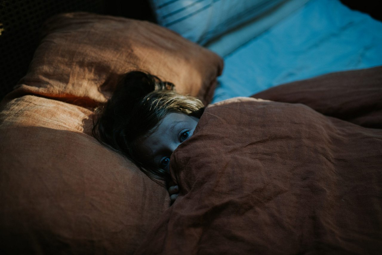 Kleinkind liegt nach Nachtschreck wach im Bett