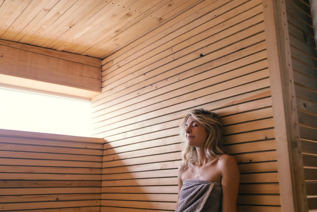 Schwangere Frau allein in einer Sauna