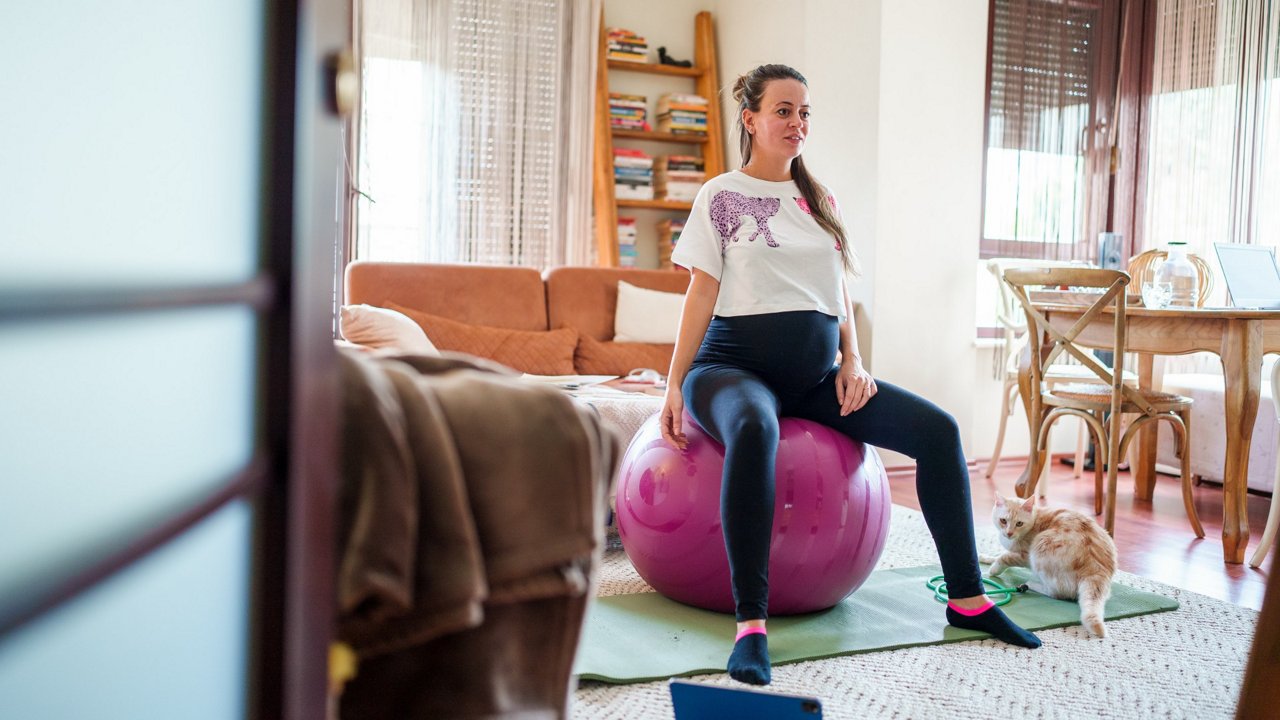 apt-dach-schwangerschaftsyoga-frau-auf-pezzi-ball