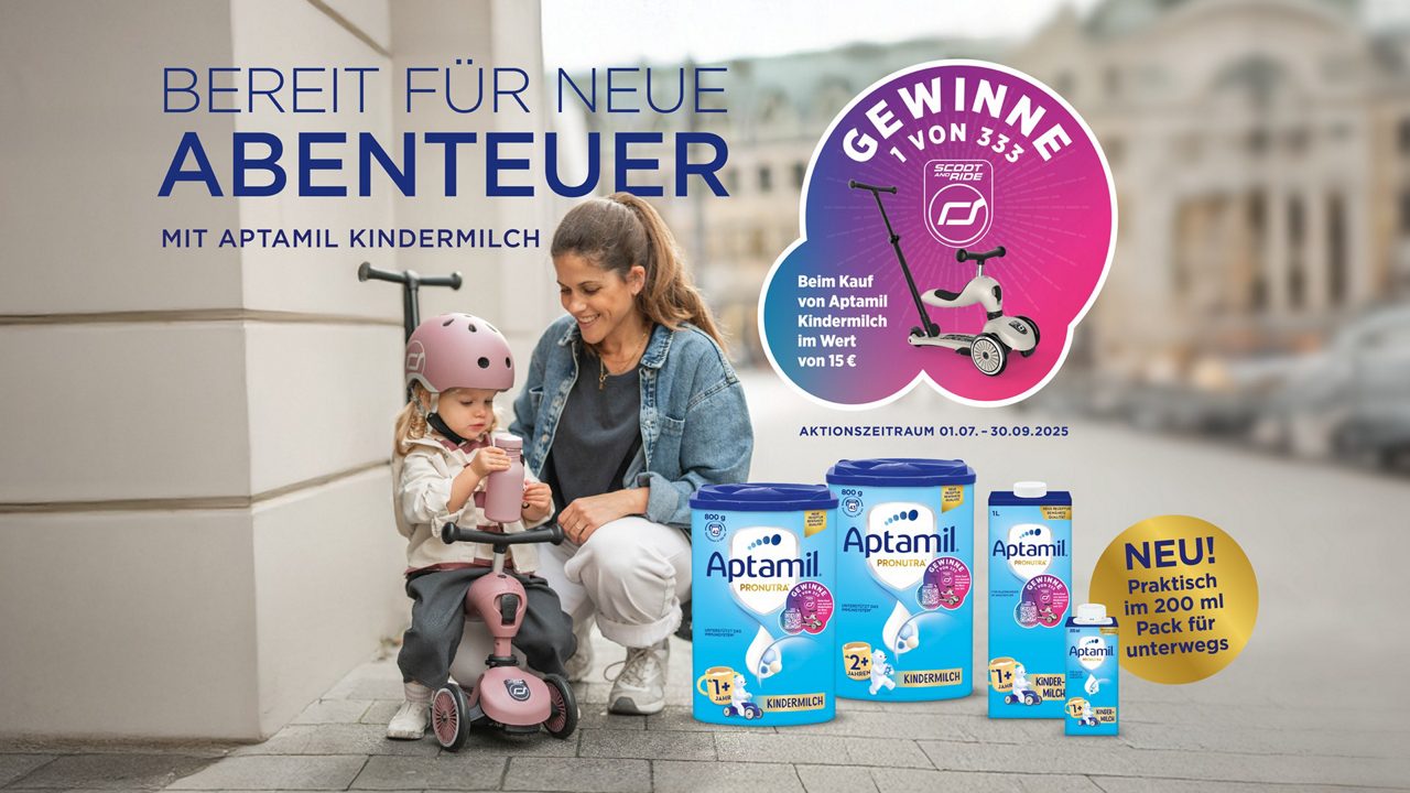 Kind trinkt aus einem Becher am Tisch