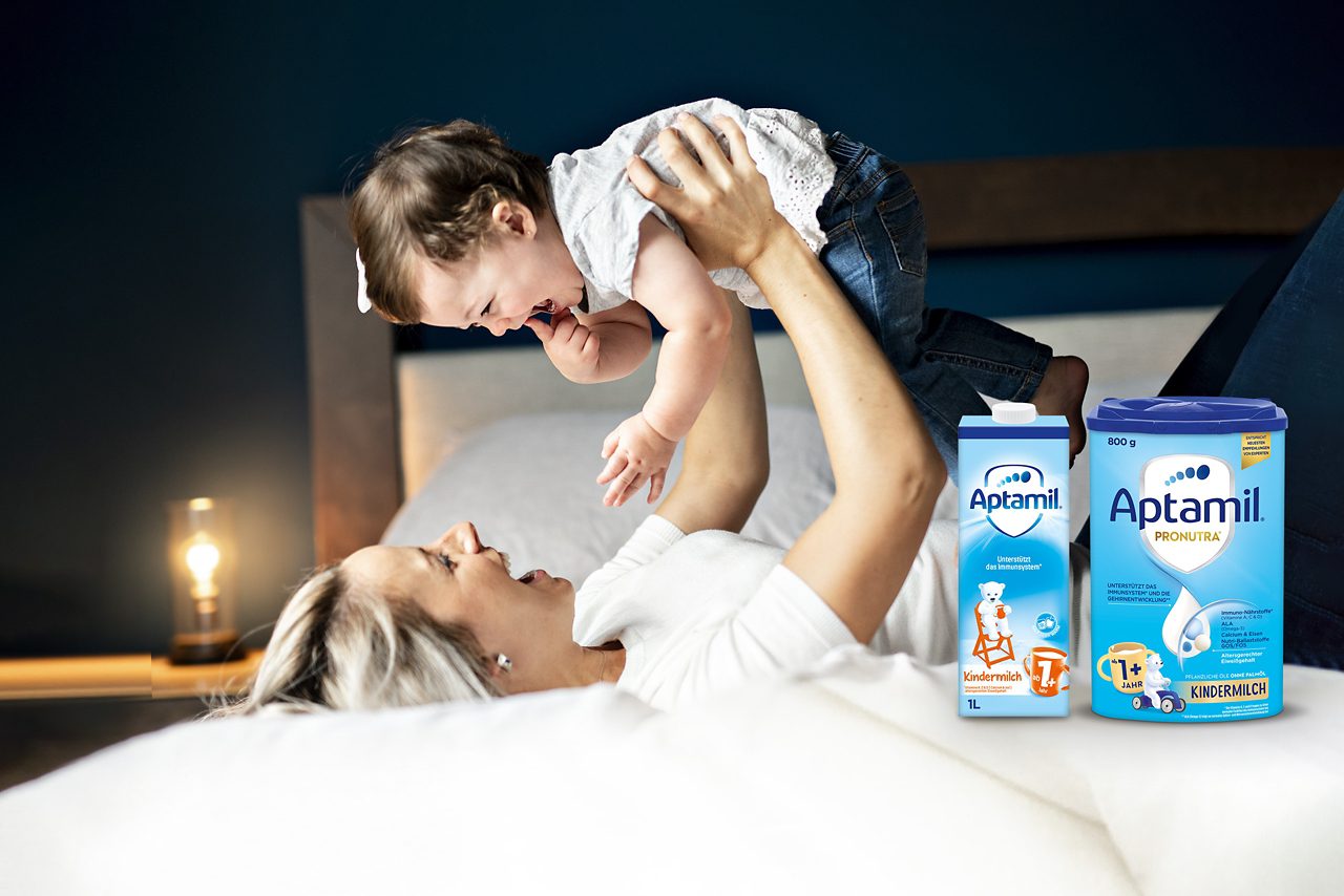 Frau mit Baby Kindermilch