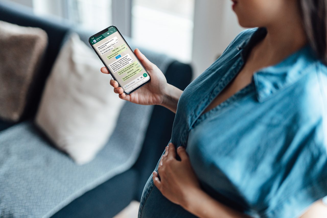 Schwangere nutzt LiveChat