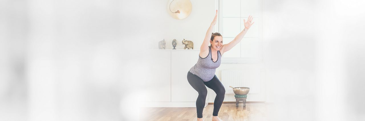 Schwangere macht Pilates