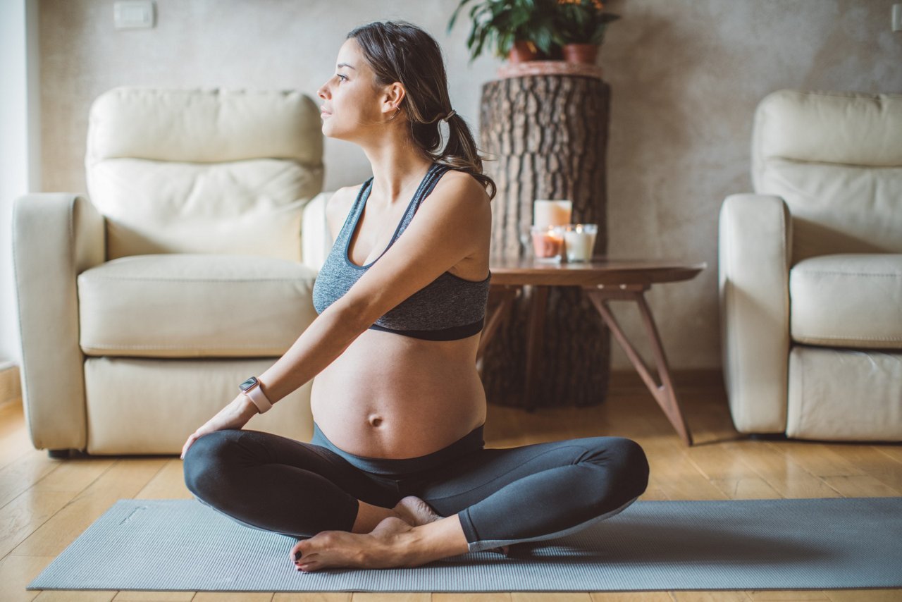 Schwangere macht Yoga