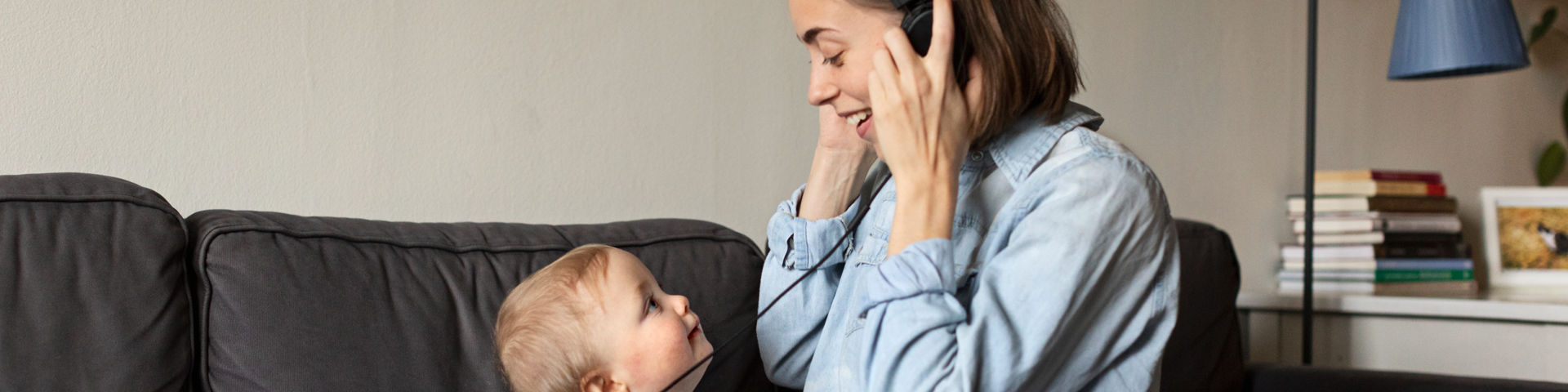 Mutter und Baby lachen