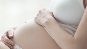 Schwangere streichelt ihren Babybauch