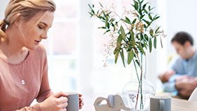 Mutter schaut Kaffeetasse an - Babyblues