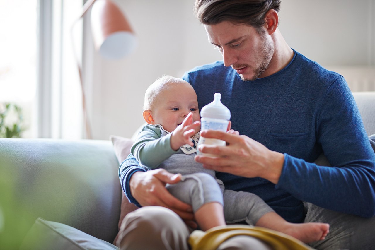 Baby mit Fläschchen