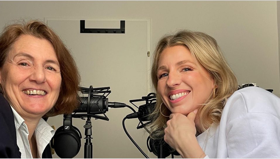 Mutter und Baby lachen