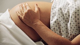Femme tenant le ventre de son bébé