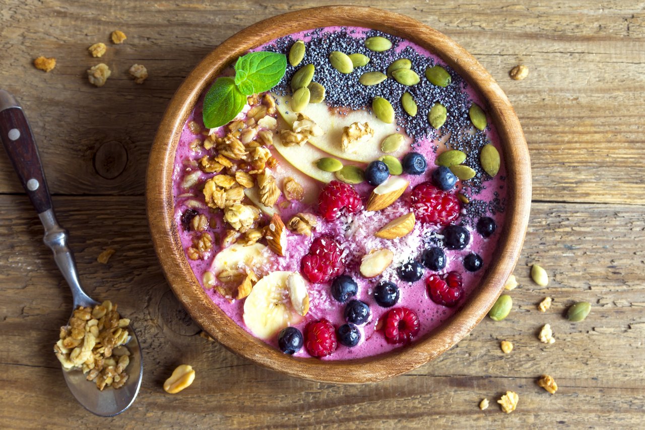 Aptamil Pink Smoothie-Bowl mit Superfood-Topping