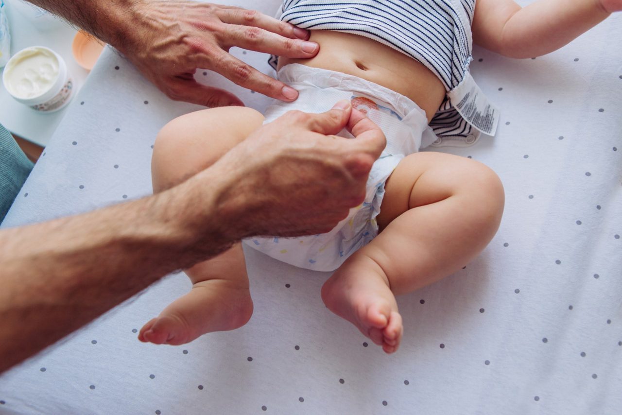 Bébé avec du sang dans les selles