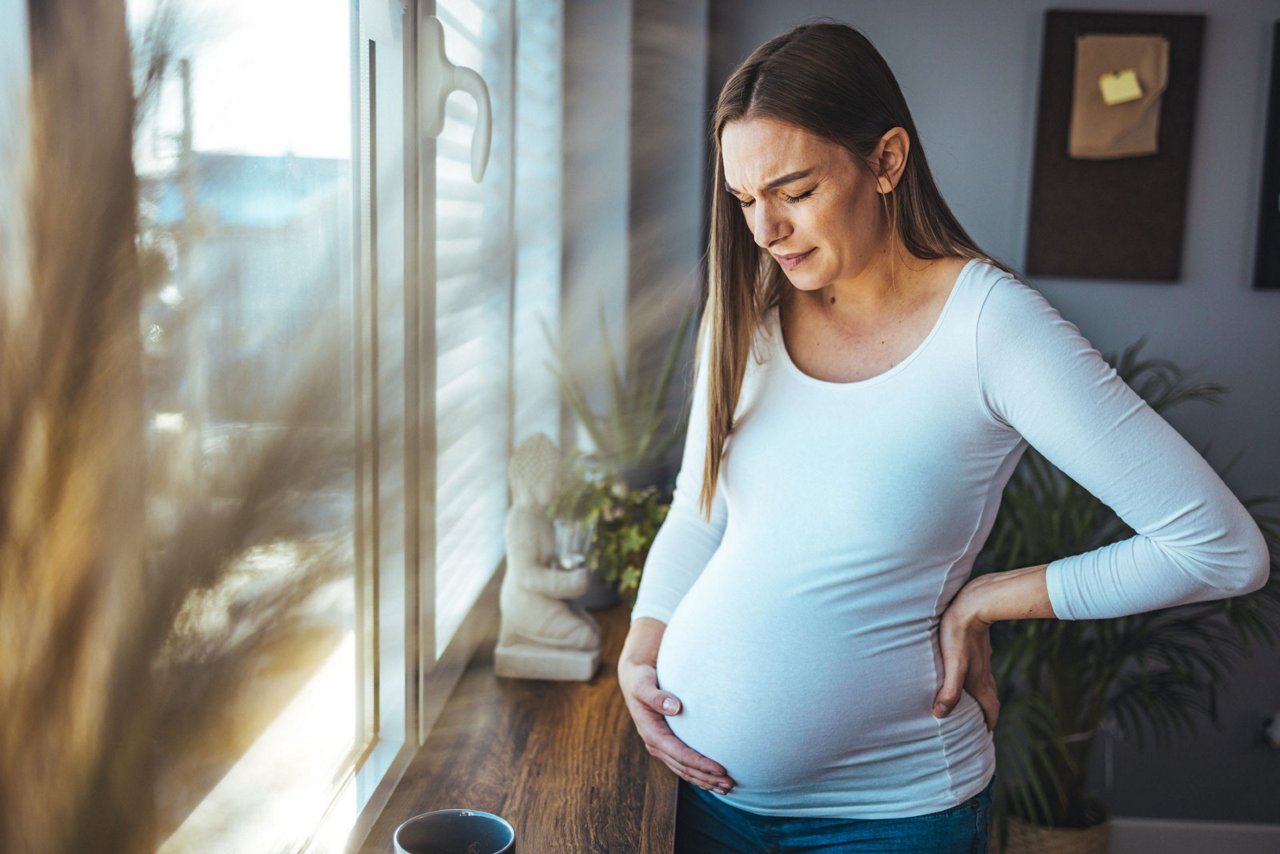 Femme enceinte avec des contractions descendantes