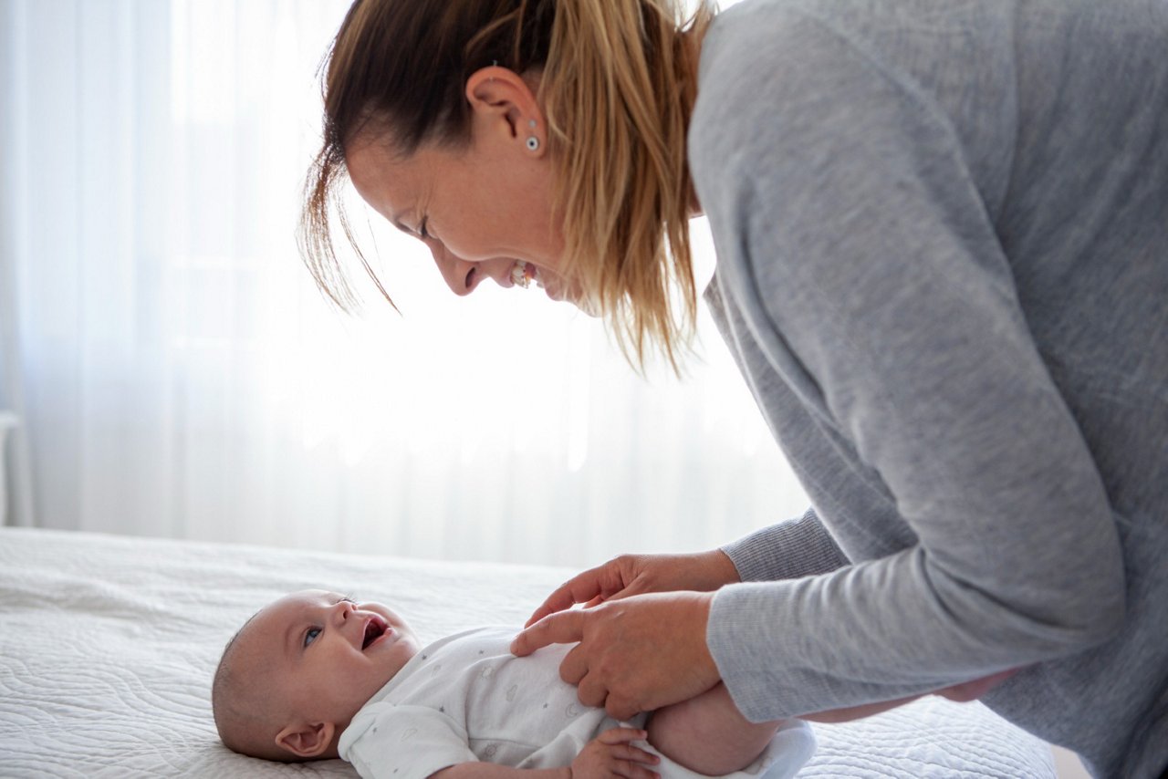 Mutter massiert ihr Baby