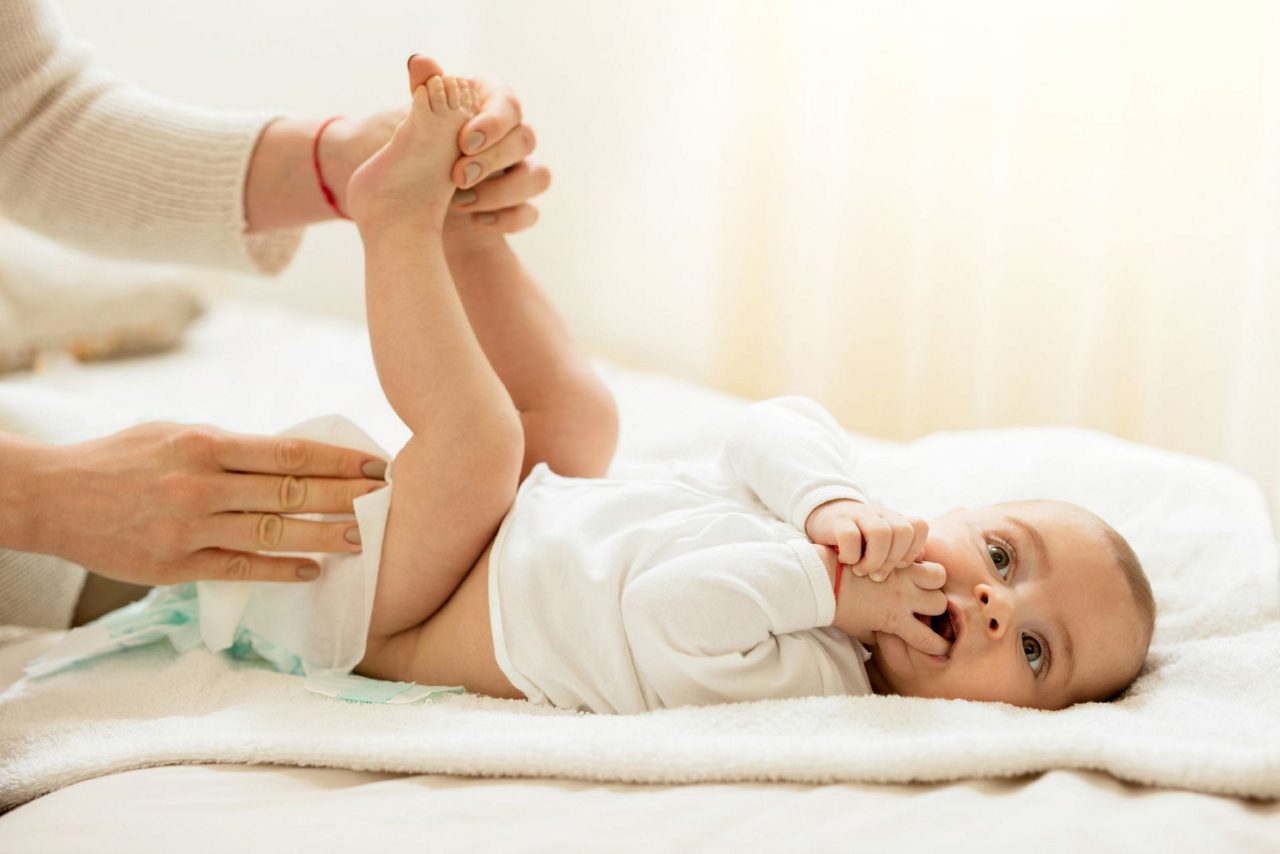 Maman change un bébé qui a la diarrhée