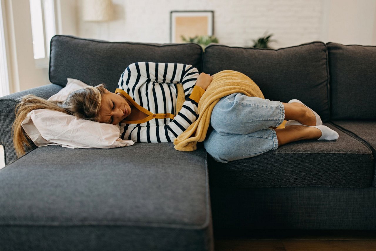 Jeune femme souffrant de douleurs à la nidation