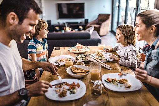 Familie mit Baby beim Essen am Tisch