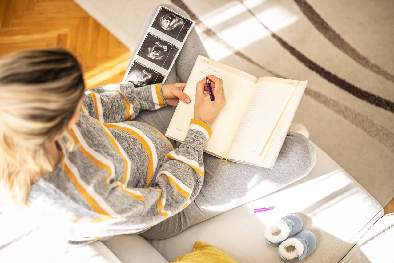 Une femme enceinte écrit un plan de naissance