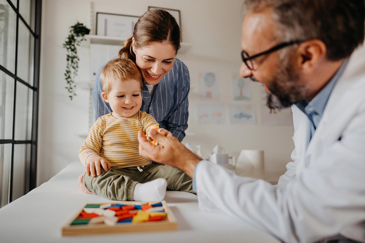 Impfung Baby mit Mutter bei Arzt