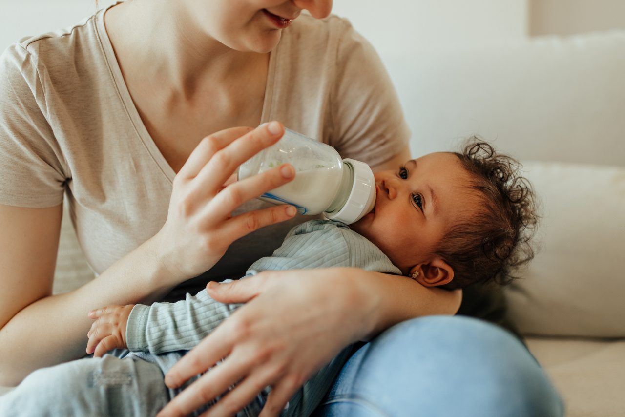 mother-baby.bottle-feeding