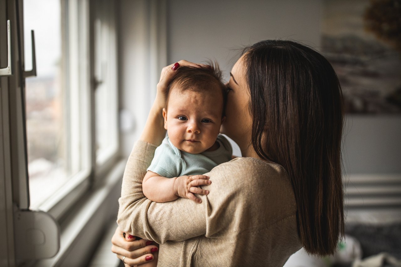 Baby und Mutter in der Natur