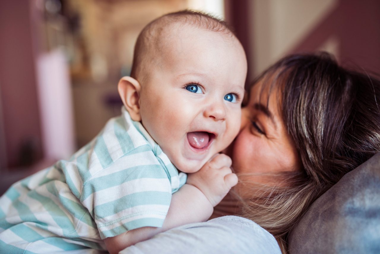 Mutter hält ihr Baby im Arm