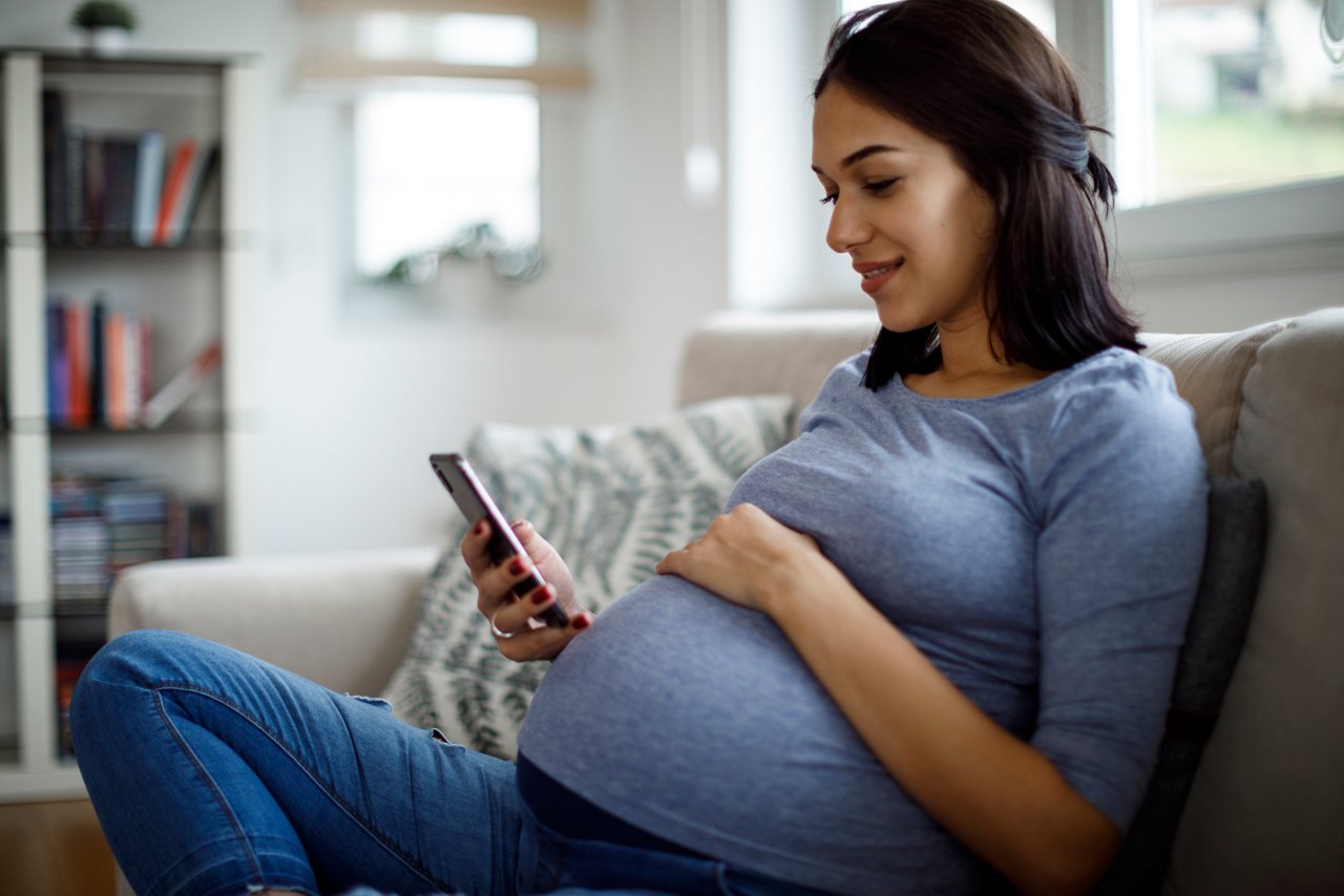 Schwangere streicht ihren Bauch
