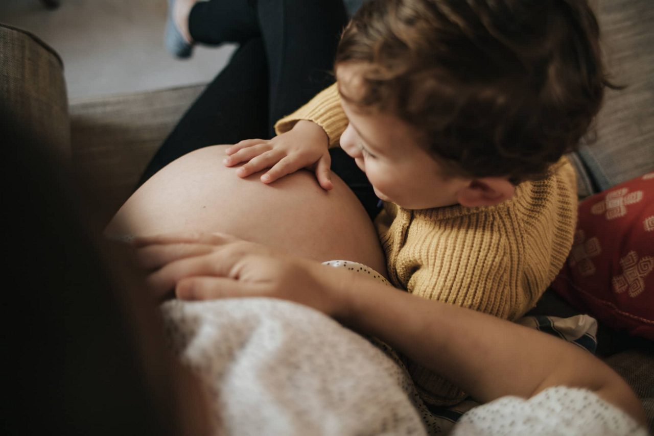 Un enfant en bas âge et sa mère