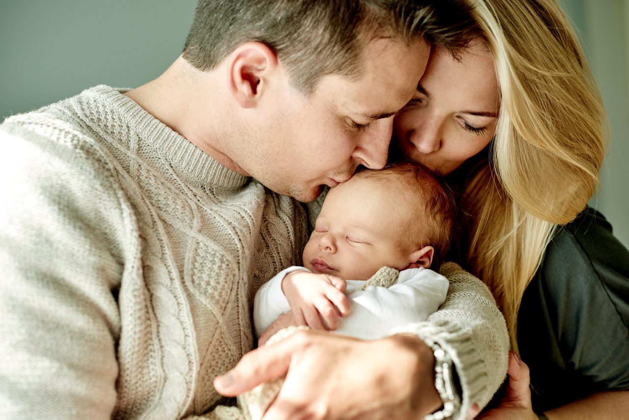 Mutter und Vater halten Baby