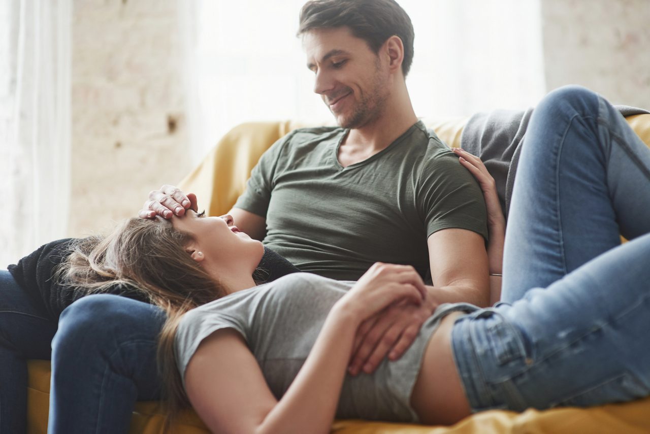 Schwangere auf der Wiese