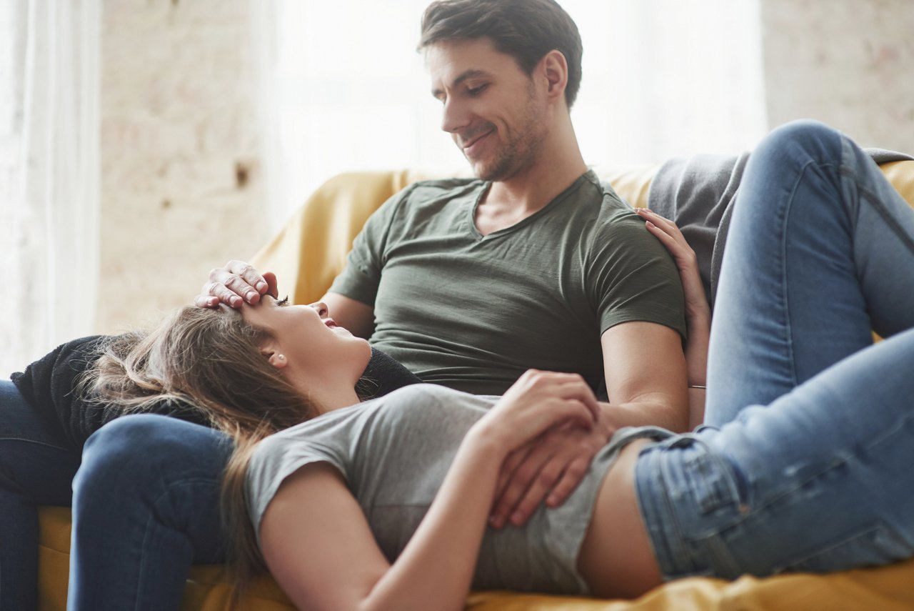 Pärchen liegt gemeinsam auf der Couch