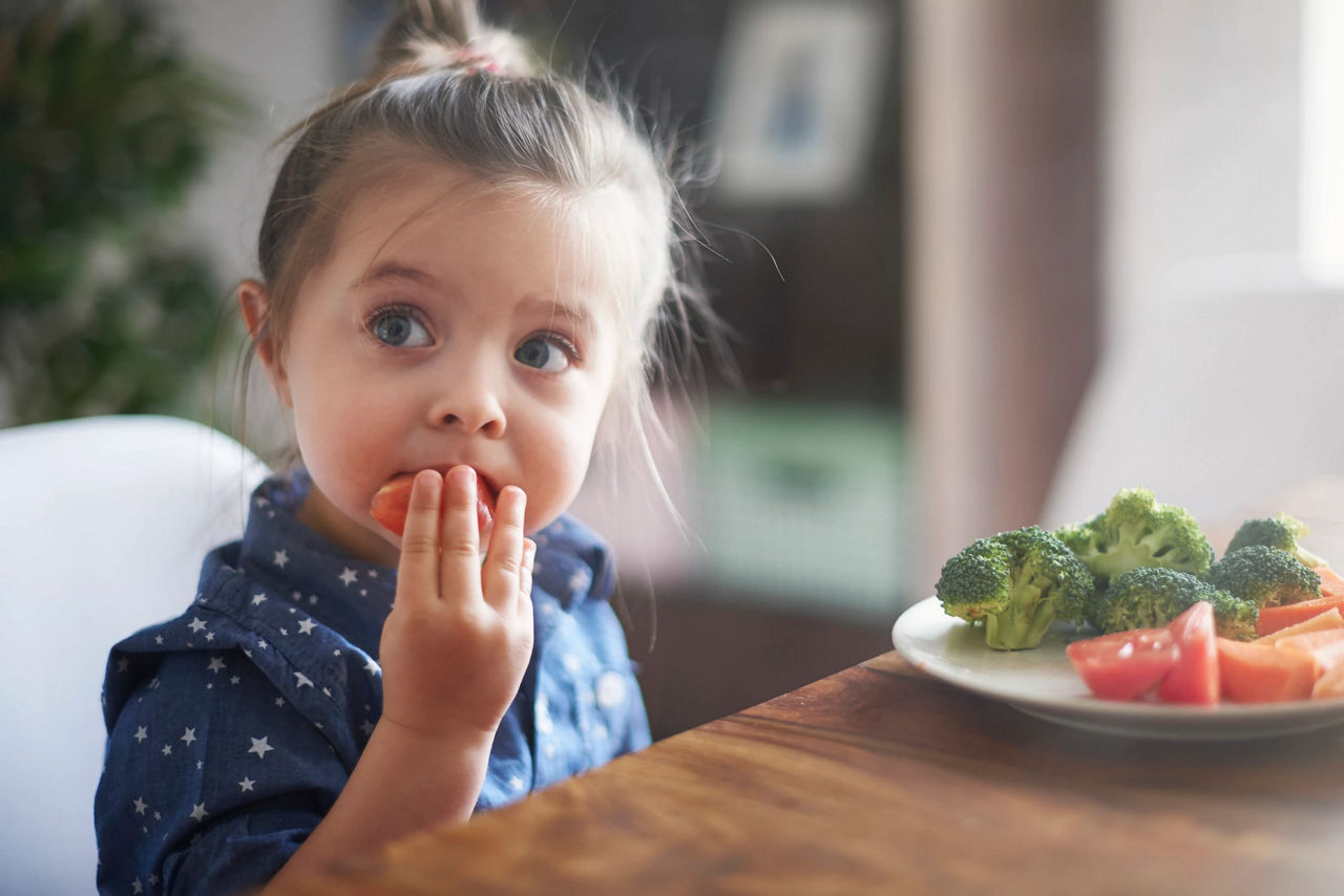 toddler eat strowbery