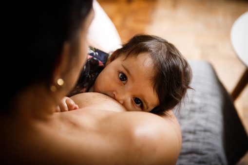Fruchtbarkeitsmythen: Frauenärztin klärt 8 gängige Kinderwunsch-Tipps auf