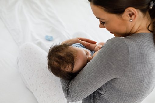 Mutter hällt ihr Baby