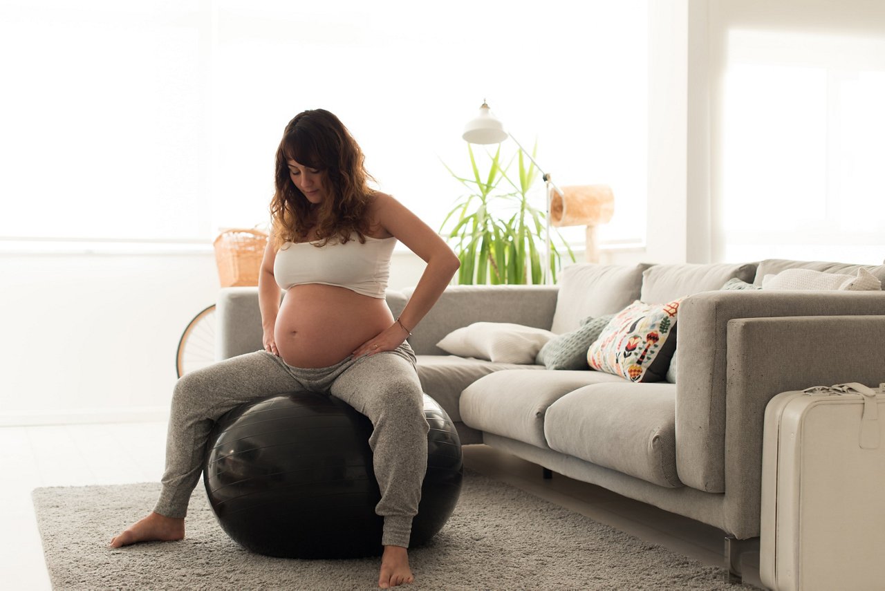 Hausgeburt, Mama auf Gymnastikball