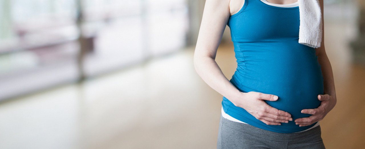 Femme enceinte assise sur un ballon de gym