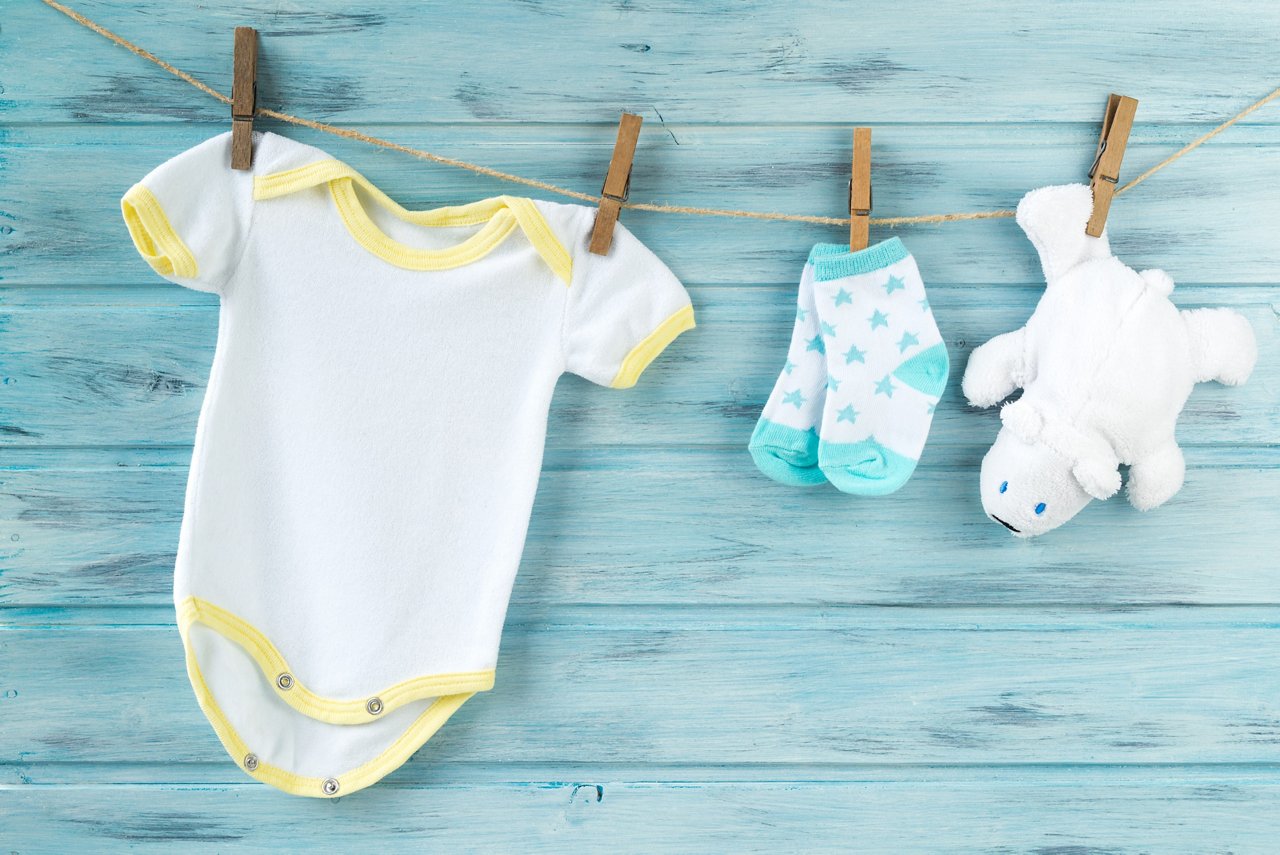 Wäscheleine mit Babybody, Söckchen und Eisbären